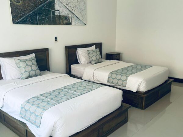 kamar dengan 2 tempat tidur